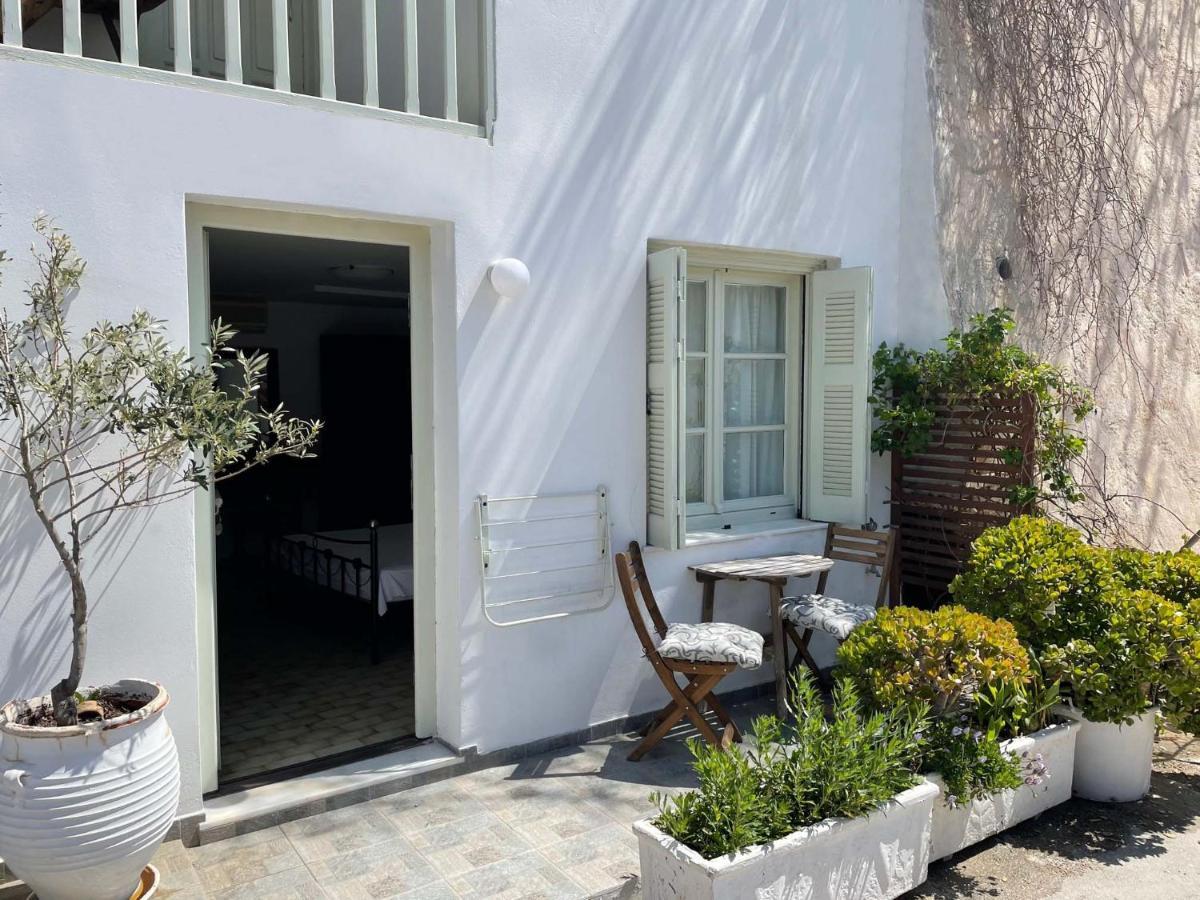 Areti'S Milos Guesthouses 阿达玛斯 外观 照片